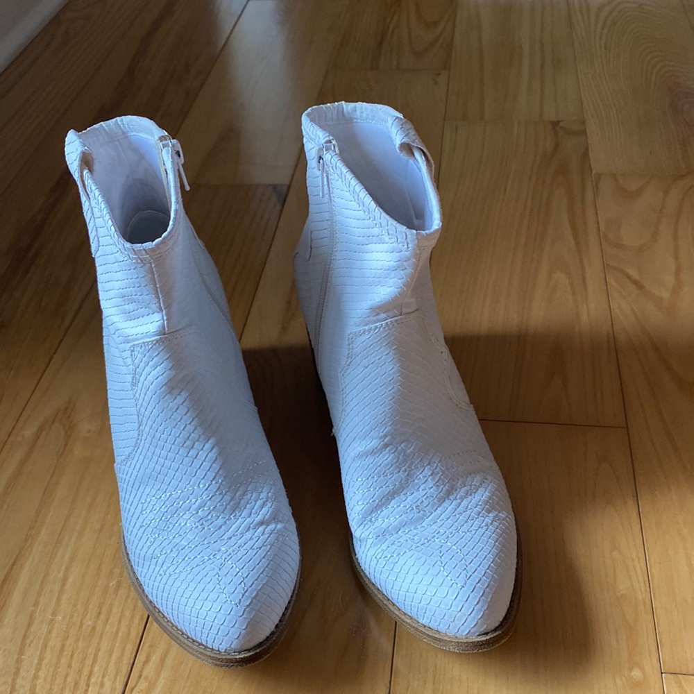 White Western ankle boots size 8.5